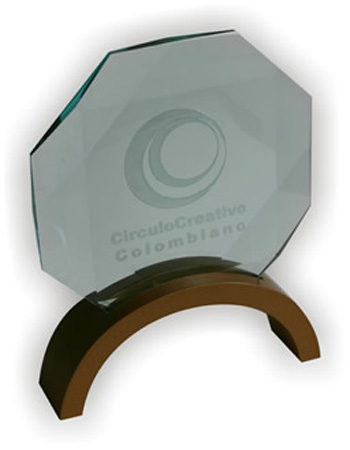 Trofeo especial en cristal con base de madera